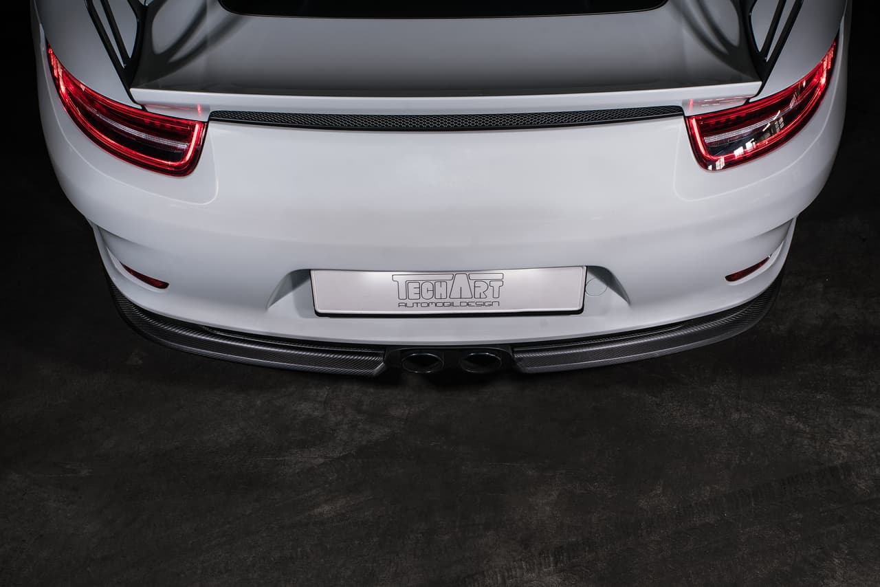 Para mantener el balance aerodinámico del vehículo, los ingenieros y diseñadores de TECHART tuvieron que desarrollar un “spoiler” posterior para trabajar en conjunto con el delantero.