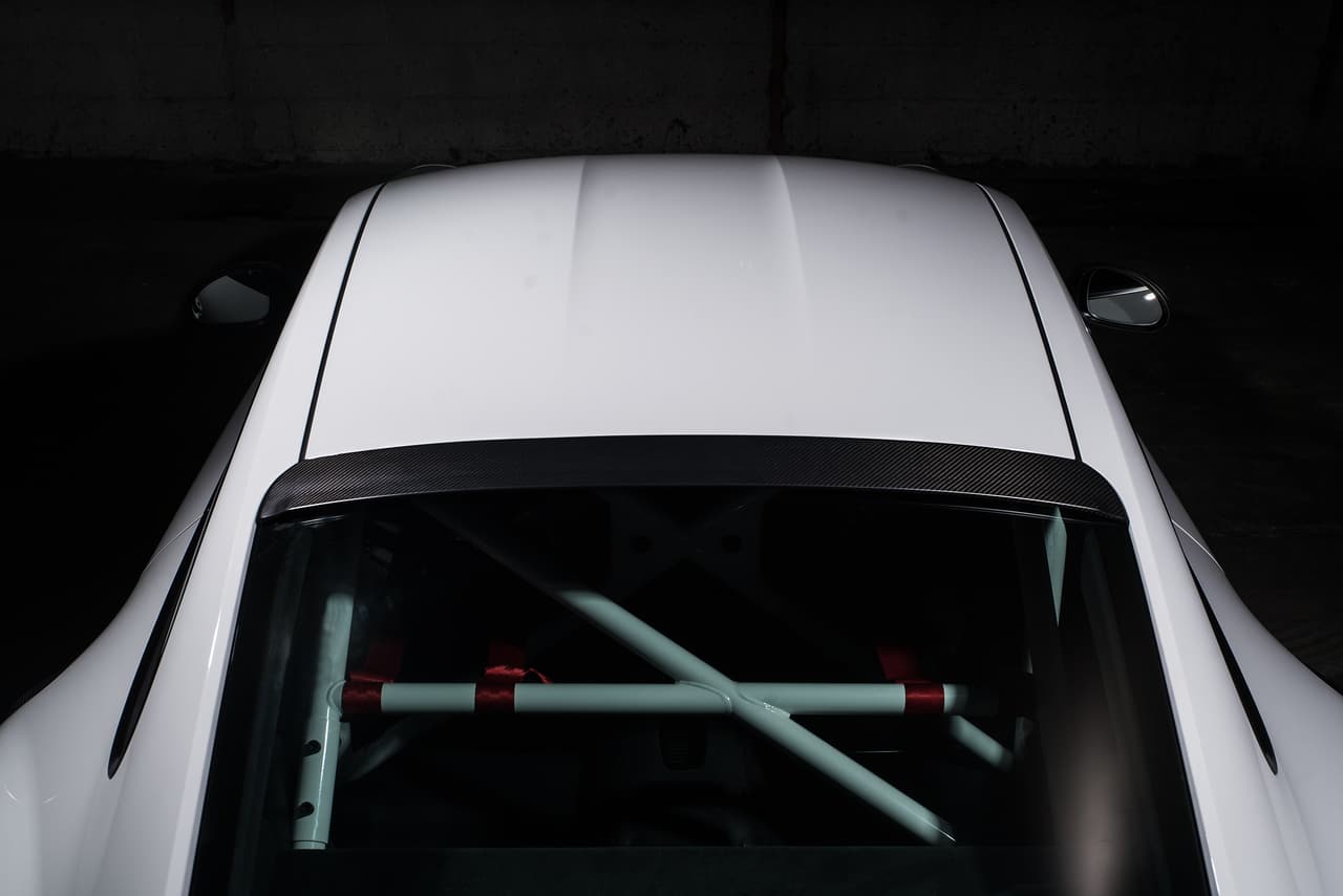 El pequeño alerón ubicado en la parte posterior del techo es importante para canalizar el aire con precisión hacia el gran alerón posterior.