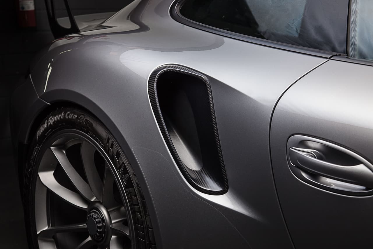 Porsche asegura que el GT3 RS 2016 puede alcanzar las 60 millas por hora en solo 3.1 segundos y las 124 mph en 10.9s. Su velocidad máxima se encuentra por los 193 mph (309 km/h).