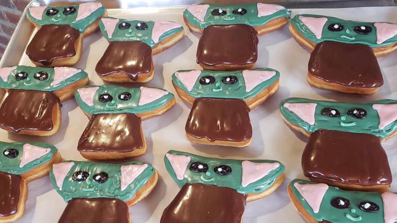 Esta galleta inspirada en un tierno y famoso personaje de Star Wars se ha convertido en todo un éxito en las redes sociales. Le llaman Baby Dough-Da y es una edición limitada en la repostería 
<a href="https://www.facebook.com/HurtsHTX/" target="_blank">Hurts Donut</a> en Katy, Texas.