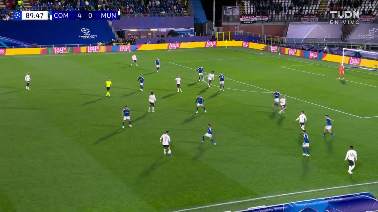 ¡GOL!  anota para Manchester United. Joshua Zirkzee