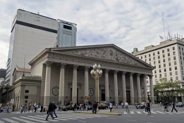 Conocido por su sencillez, Bergoglio vivía solo, en un apartamento, en el segundo piso del edificio de la Curia, al lado de la Catedral de Buenos Aires, en la foto, en el corazón de la ciudad.