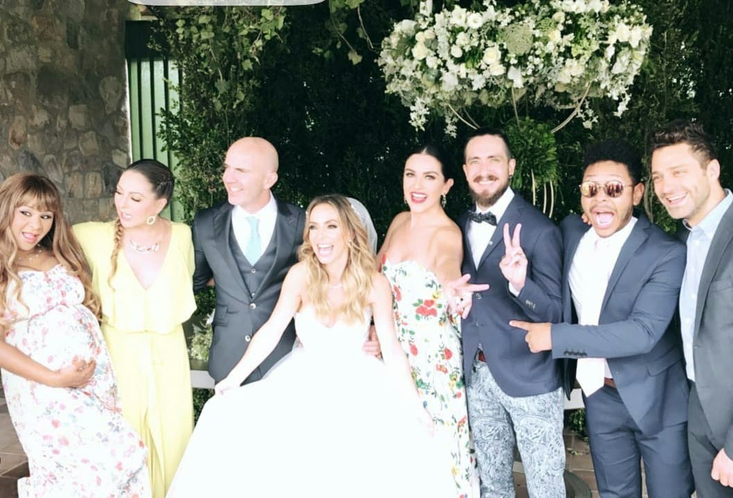 Al término de la ceremonia se hicieron una foto todos los de la banda OV7, donde M'balia luce su embarazo de siete meses.