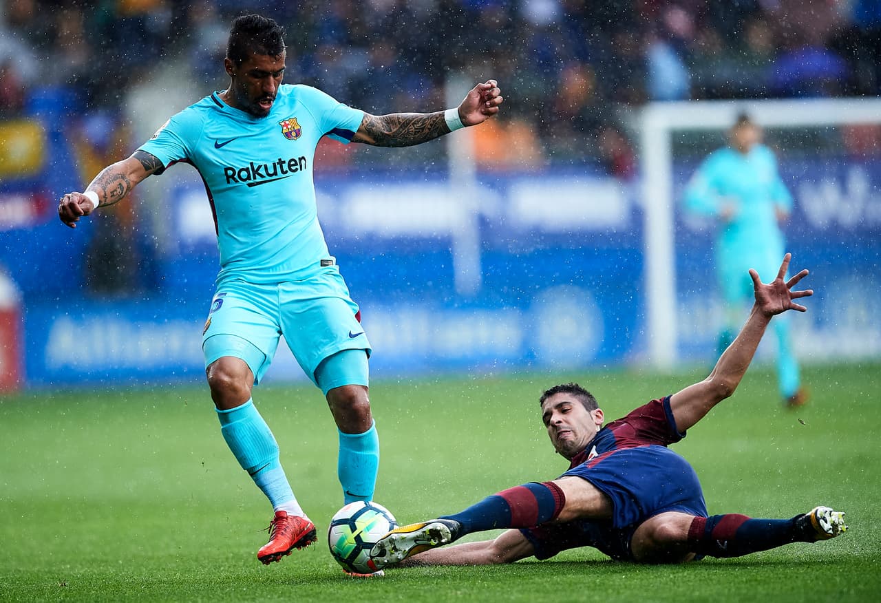 Sin embargo, uno de los cambios que sucitó polémica fue la inclusión de Paulinho como titular en vez de Philippe Coutinho, quien no puede jugar en Champions por haber sumado minutos con el Liverpool en el torneo.