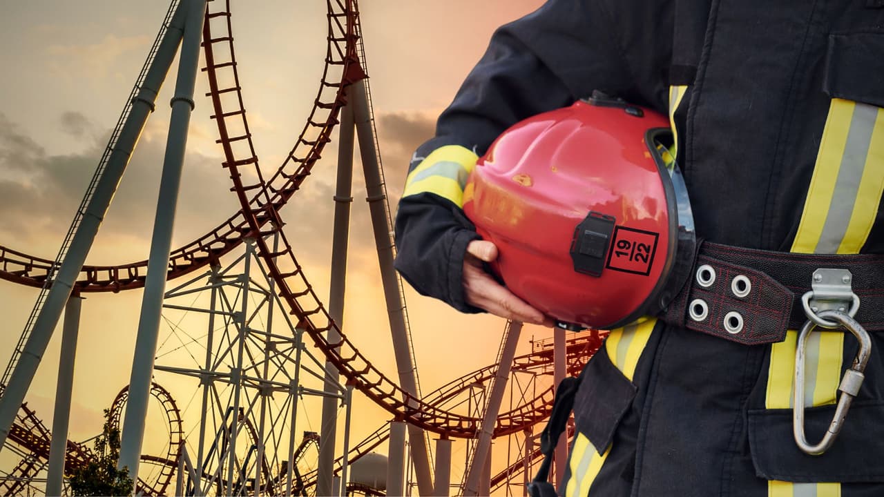 Bomberos rescatan a personas atrapadas en una montaña rusa de Six Flags en Texas