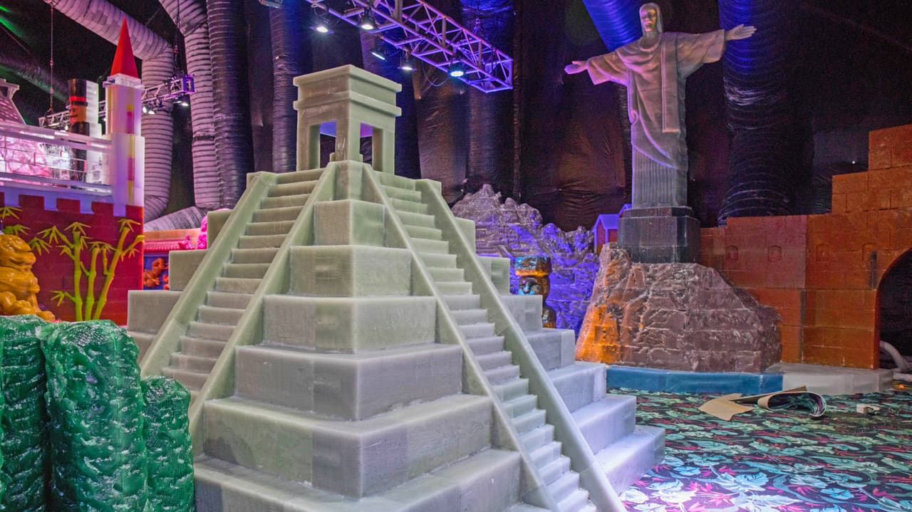 Un templo Maya mexicano y el Cristo Redentor de Brasil son parte de la exquisita muestra. Los artesanos que hacen estas esculturas trabajan por mucho tiempo perfeccionando los detalles de cada obra.