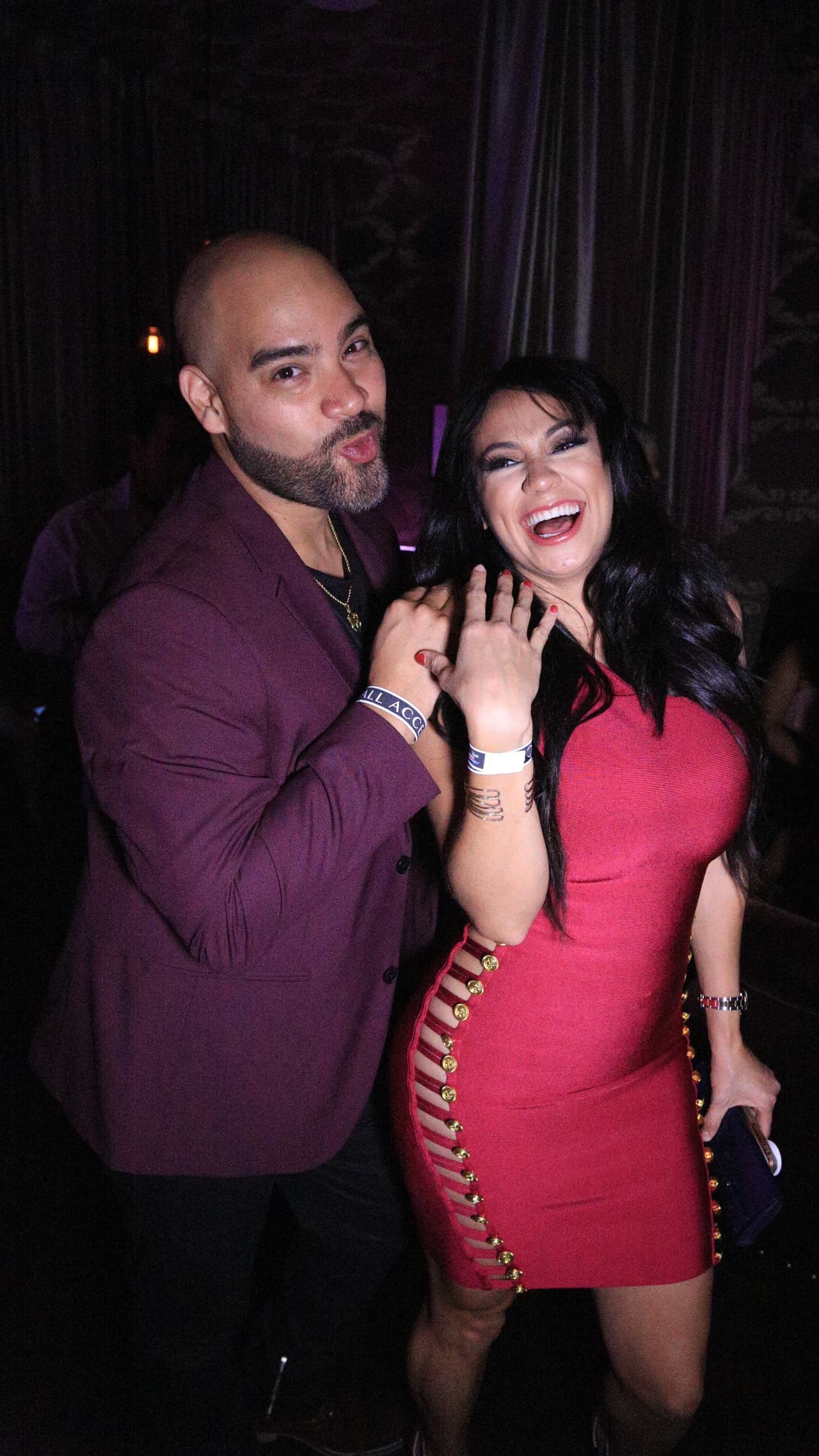 Raúl 'El Pelón' también formó parte de las locuras de la locutora durante la celebración.