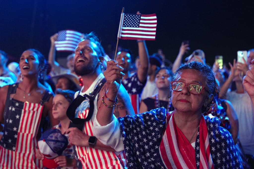 Invitados vestidos con atuendos con motivos de la bandera estadounidense asistieron a "Salute to America", un evento del Día de la Independencia que conmemoró el 250 aniversario de la nación, el sábado 4 de julio de 2026, en el National Mall de Washington. (Foto AP/Mark Schiefelbein)