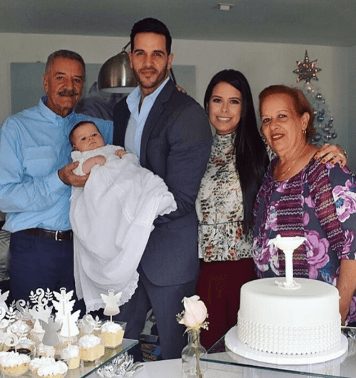 El chef Yisus vela por el bienestar de sus seres queridos y aquí aparece junto a su familia en el bautizo de la pequeña Silvana.