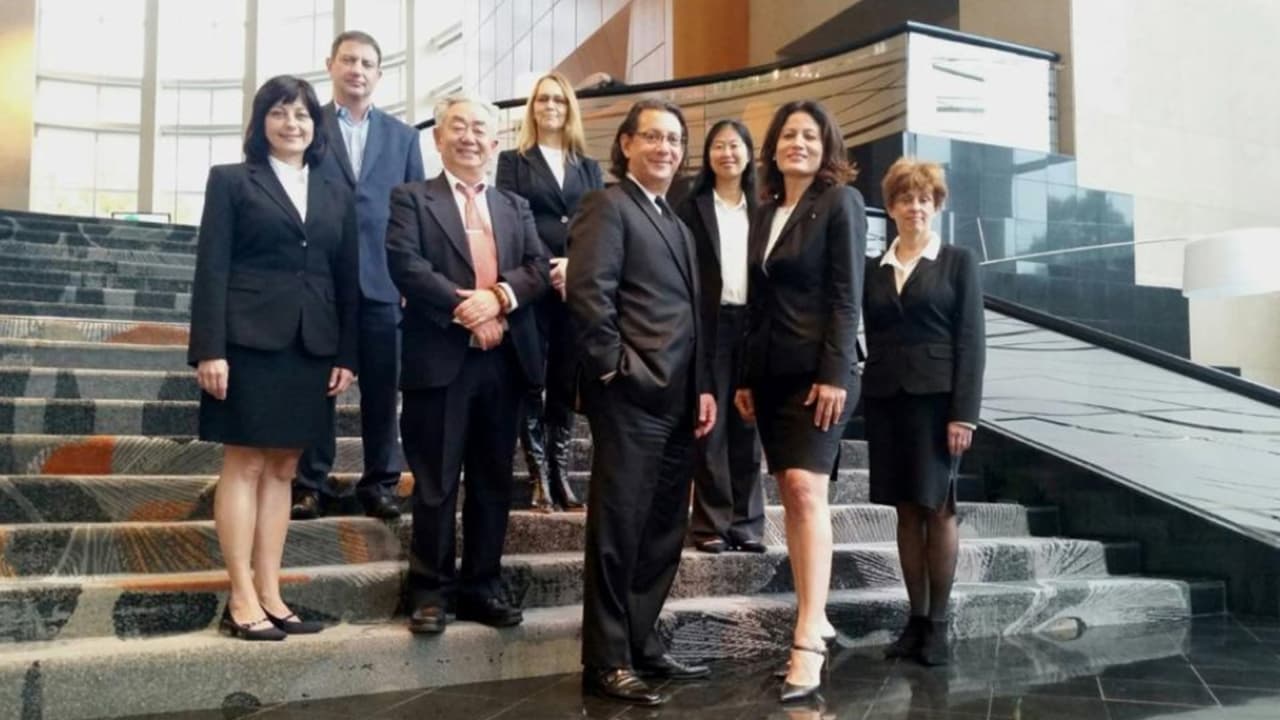 A los 16 años,
<a href="https://www.univision.com/local/houston-kxln/hace-su-sueno-realidad-como-traductora-especializada-en-el-campo-energetico-sin-despegarse-un-solo-momento-de-sus-hijos">Flor Dimassi </a>llegó junto con su familia a Houston, Texas, sin saber que futuro le esperaba, con el paso de los años, Flor se convirtió en madre de dos niños y llegó a sentirse desesperada al no saber que hacer para no dejar a sus hijos solos, sin embargo, con su amplio conocimiento en idiomas, una oportunidad le abrió las puertas como traductora de la industria de gas y petróleo, logrando un balance en su vida personal y profesional.