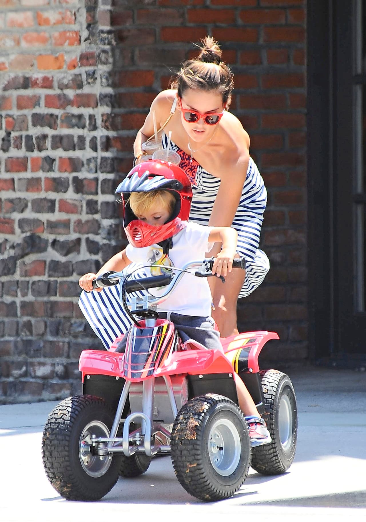 Los paparazzi captaron a la modelo saliendo de paseo con sus hijos.