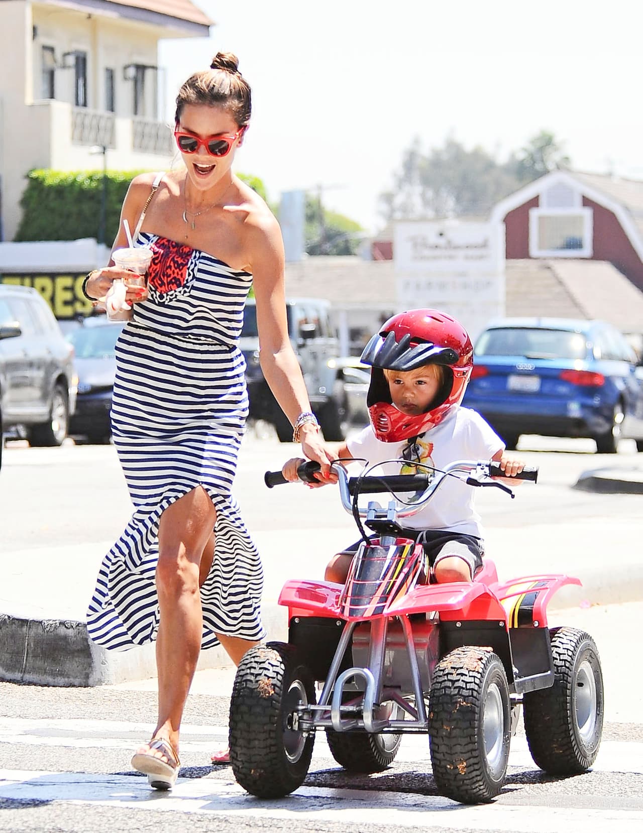 Noah trae a su mami de arriba para abajo.