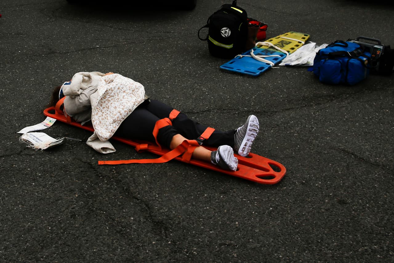Decenas de unidades de equipos de emergencia y bomberos se desplazaron inmediatamente a la estación para asistir a los heridos.