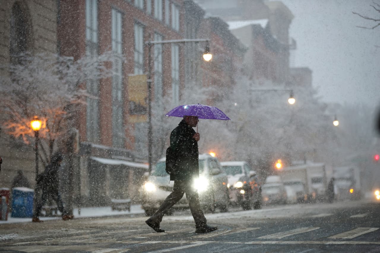 Todas las señales apuntan a que un poderoso sistema de tormentas se convertirá en una tormenta invernal para el miércoles y parte del jueves.