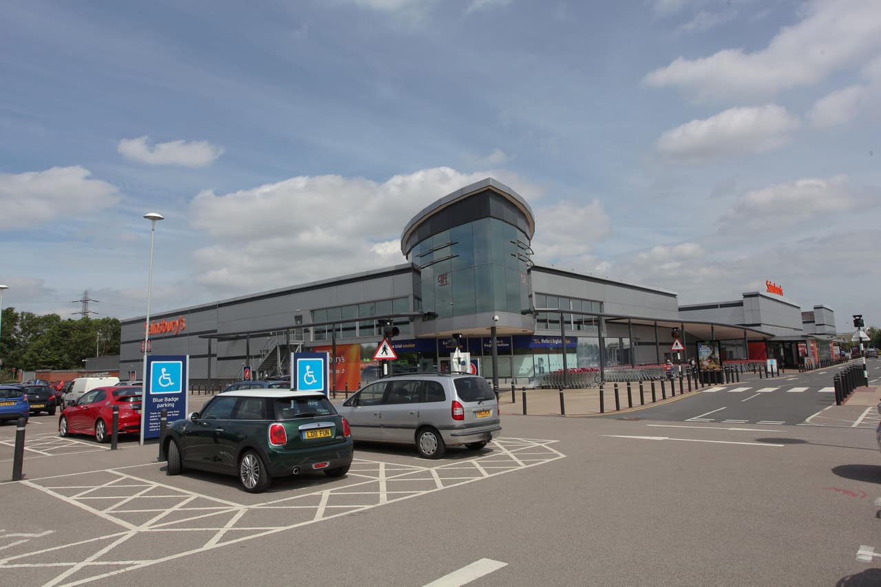 Él lo haría en el mismo supermercado donde se conocieron.