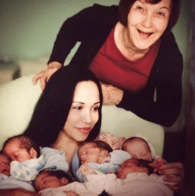 La madre de Nadya le dijo Us Magazine que “siempre me culpó de haberla tenido solo a ella”.
<br>