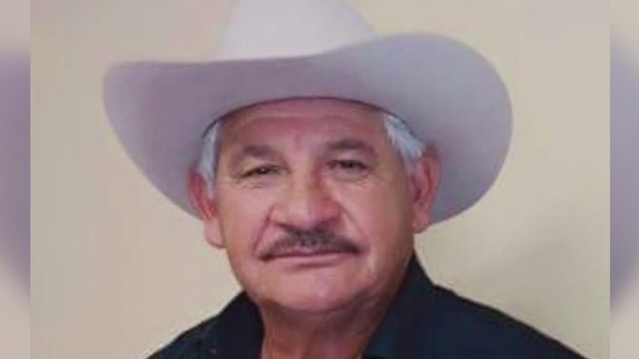 Familiares y vecinos despiden desde sus ventanas al primer fallecido por coronavirus en el condado de Madera