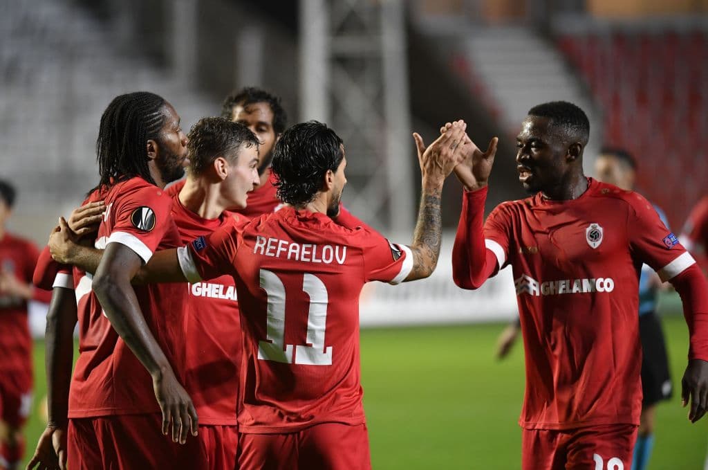 Tottenham es derrotado ante Royal Antwerp por la mínima. Lior Refaelov se encargó de darle la victoria a su equipo a los 29 minutos del encuentro. Los de Mourinho no pueden ante el equipo belga durante la segunda fecha de la UEFA Europa League.
