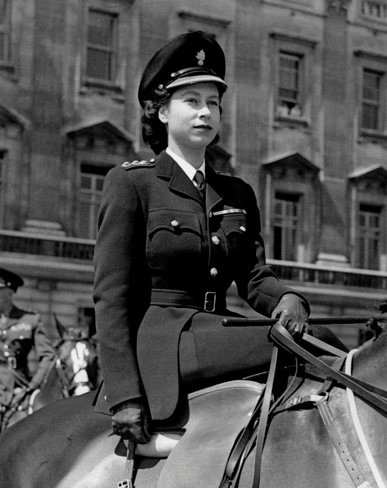 Picture taken on June 12, 1947 at London showing Princesses Elizabeth, the futur Queen Elizabeth II, outside the Buckingham Palace. (Photo by - / CENTRAL PRESS PHOTO LTD / AFP) (Photo by -/CENTRAL PRESS PHOTO LTD/AFP via Getty Images)