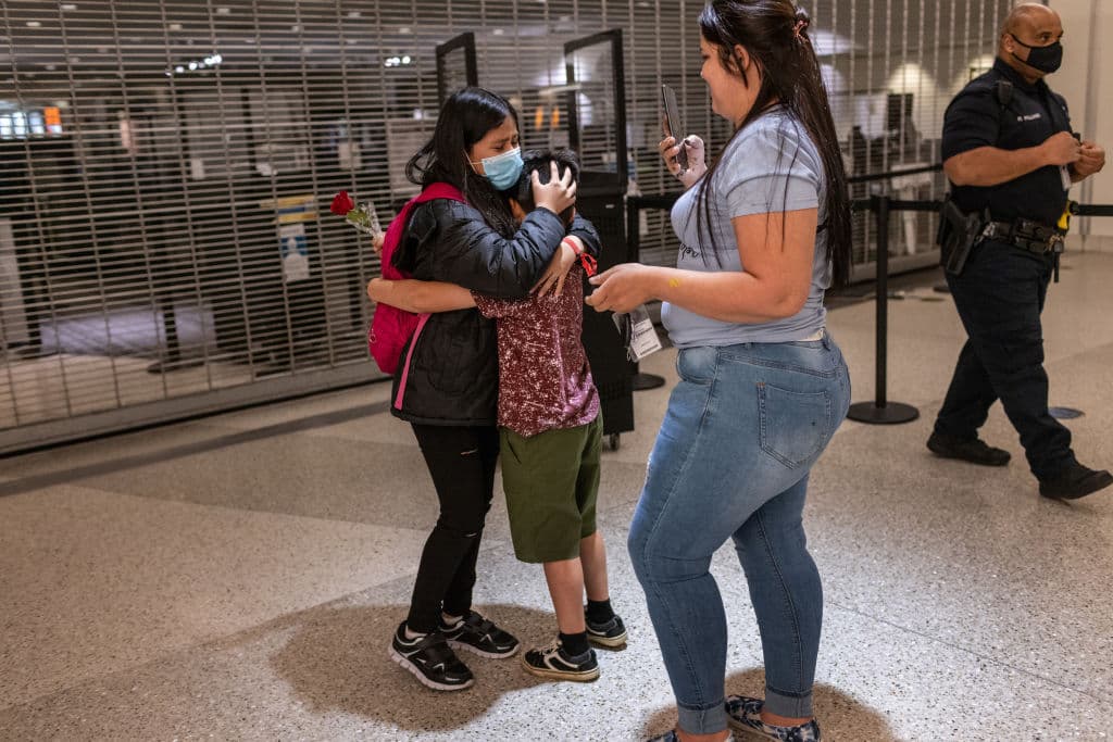 En la imagen se ve cómo la niña abraza a su primo, que fue con su tía a recibirla.