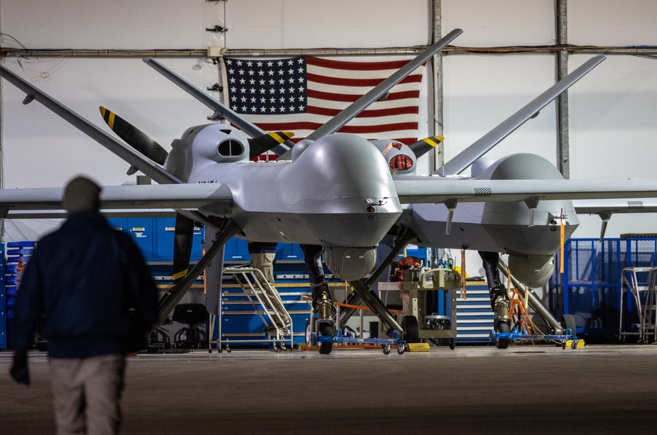 Este es un dron MQ-9 Reaper con Aduanas y Protección Fronteriza (CBP) regresa de una misión sobre la frontera entre Estados Unidos y México en Fort Huachuca, Arizona.