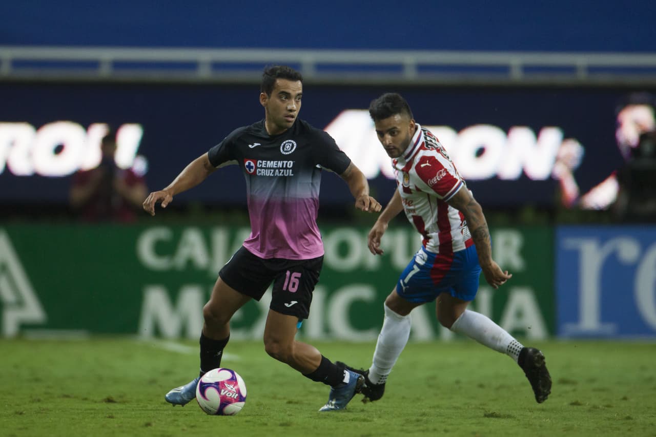 Con goles del Cabecita Rodríguez al 41 y al 90+2, Cruz azul se lleva los tres puntos en su visita a Chivas y el uruguayo llega a 12 goles en el torneo.