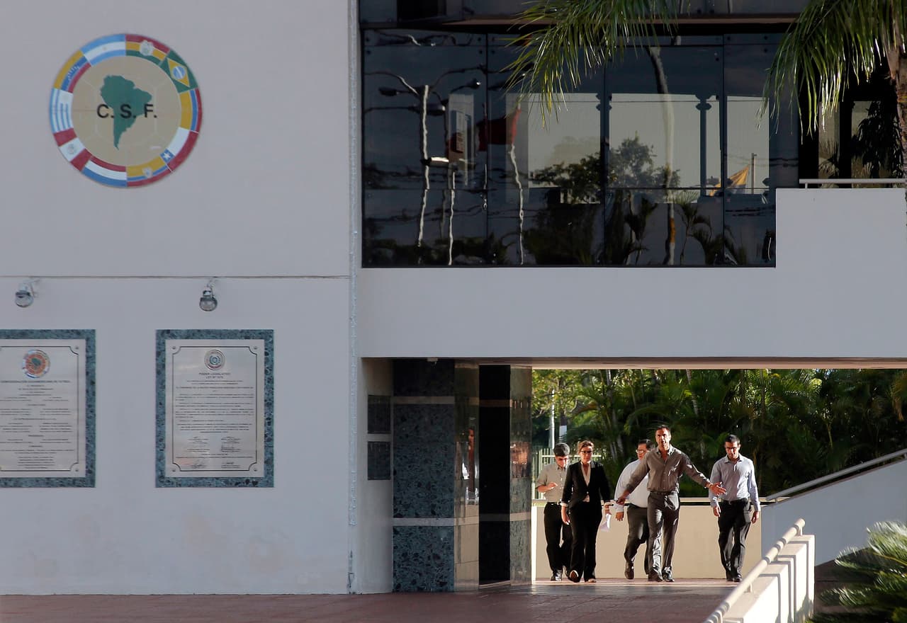 9 de julio: En Buenos Aires, Argentina, se crea la Confederación Sudamericana de Fútbol
