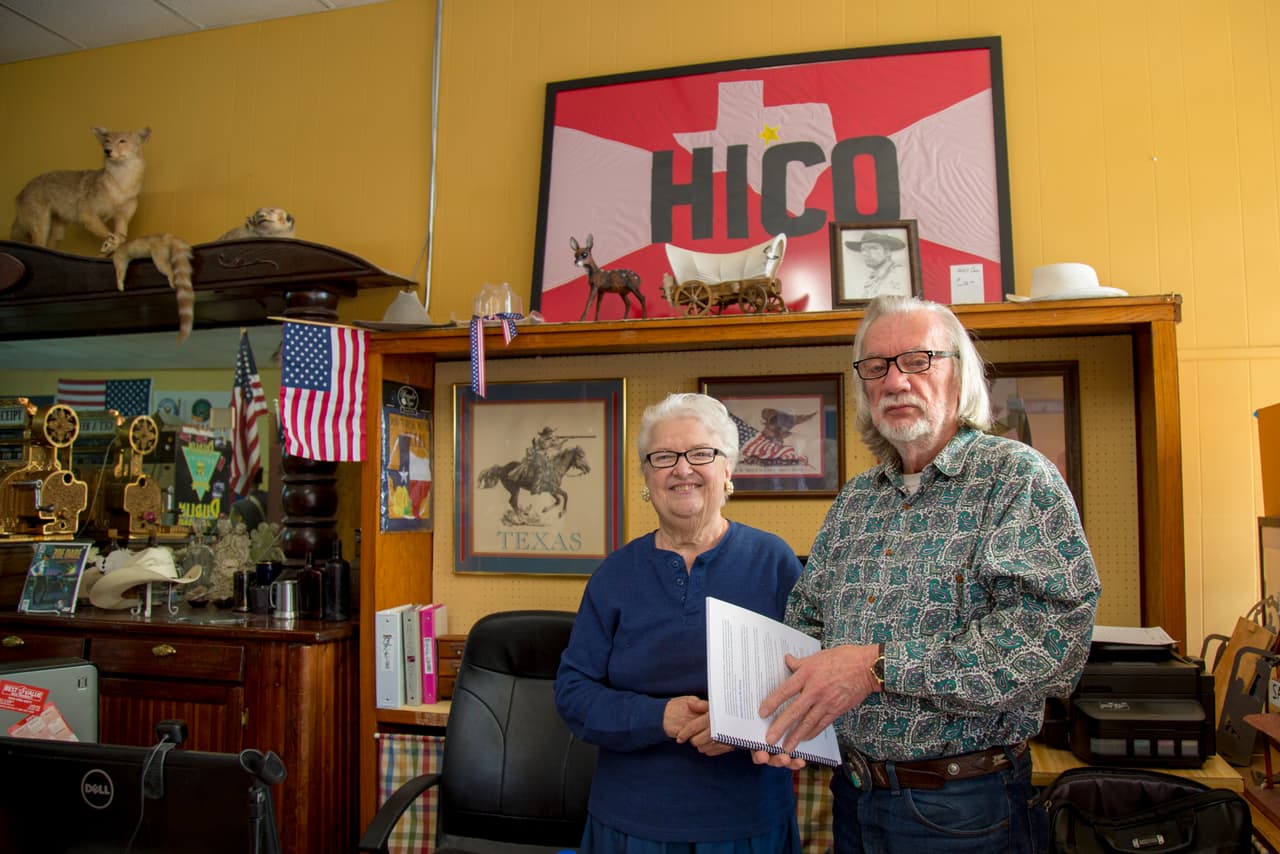 La propietaria del museo en honor a Billy the Kid y un voluntario que cuenta la historia del residente del poblado de Hico, quien aseguraba ser el famoso bandido.