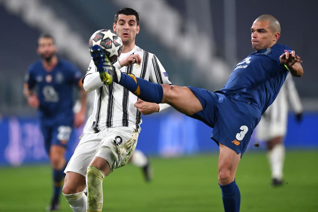Juventus queda eliminado, por tercer año consecutivo, de la UEFA Champions League. Esta vez el Porto hizo la hazaña y, en tiempo extra, con gol de Sergio Oliveira, calificó a su equip a cuartos de final. El mexicano Jesús 'Tecatito' Corona, fue titular y participó durante todo el encuentro. El marcador del partido fue 3-2, pero fue el global el que le dio el pase a los 'Dragones Azules'.