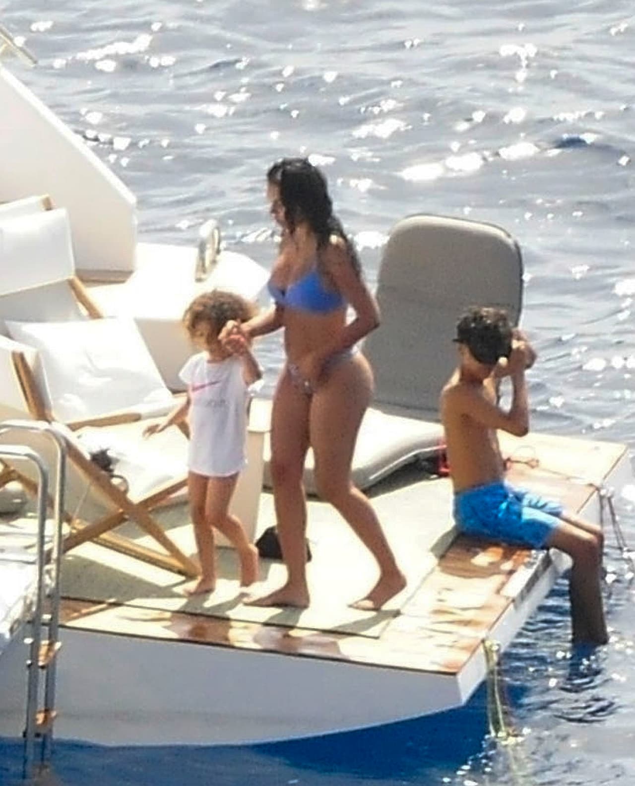 "No lo veo así porque la verdad
<b> las conozco a las dos</b> desde hace muchos años", defendió la ex de Ronaldo en una entrevista telefónica presentada en el show de farándula español cuando se le cuestionó si se le "había hecho el feo" a la pareja del futbolista.
<br>