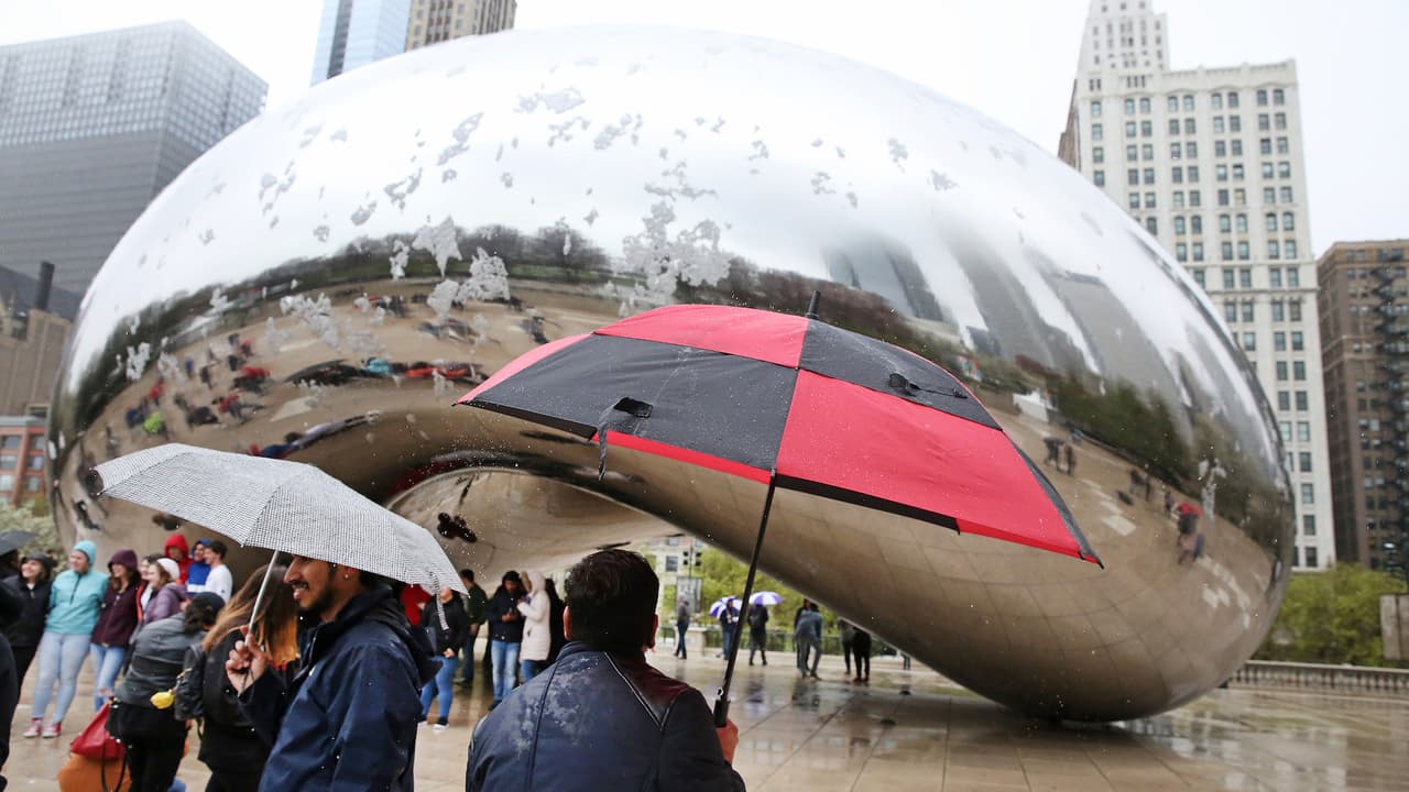 <b>10. El frío y nevada de abril de 2019: </b>Una tormenta dejó nieve en el área de Chicago el 
<a href="https://www.weather.gov/lot/2019apr14_snow" target="_blank">14 de abril</a> de 2019. El aeropuerto de O’Hare registró 5.4 pulgadas de nieve. Luego, el 
<a href="https://www.weather.gov/lot/2019apr27_snow" target="_blank">27 de abril,</a> cayó nieve por primera vez, tan tarde en el año en un tiempo considerable. Las acumulaciones que se llegaron a tener, fueron de 2.5 pulgadas.