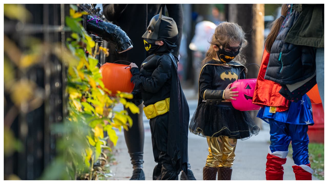 Consejos de seguridad para cuando salgas con tus hijos a pedir dulces en Halloween