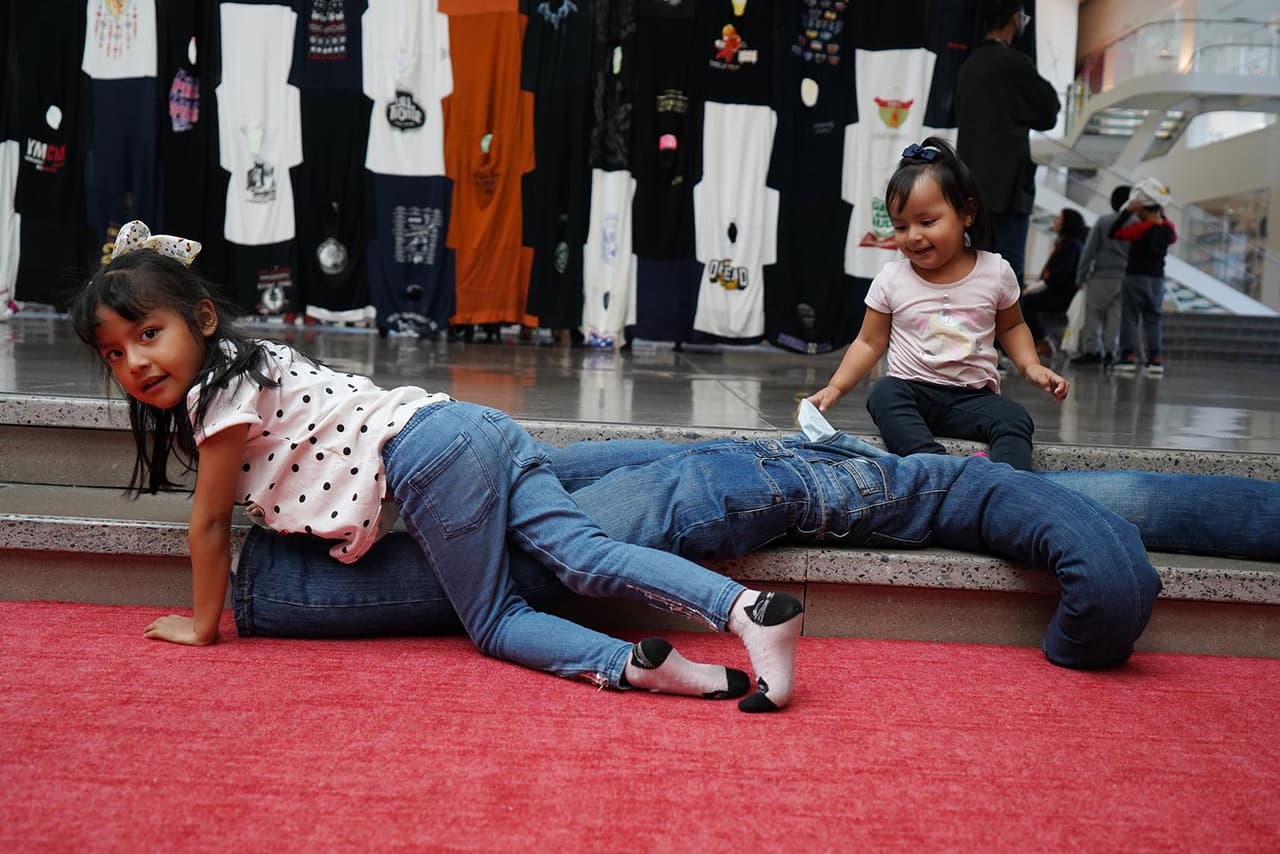 La artista mexicana Pia Camil presenta su más reciente obra.