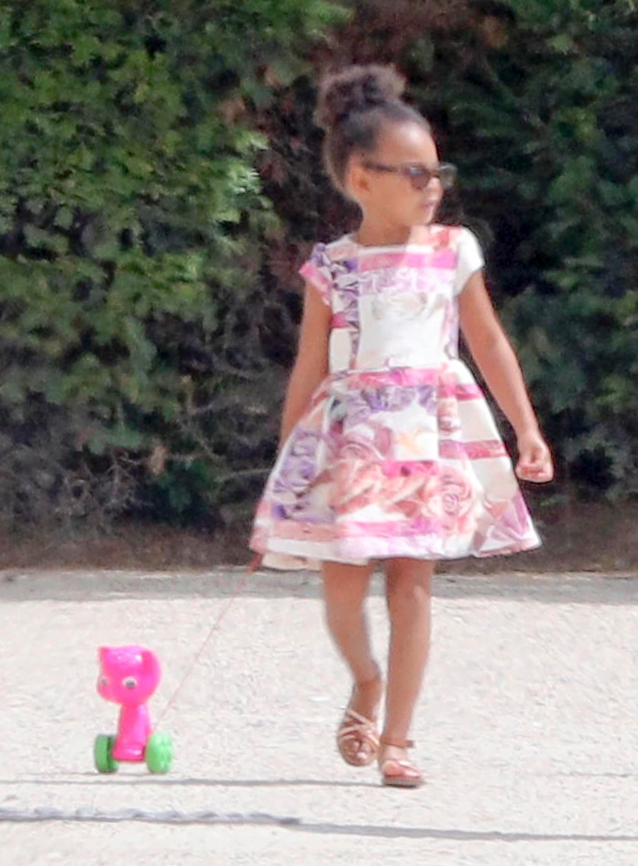 No hay mejor manera de brillar en el verano que con un vestido floreado.