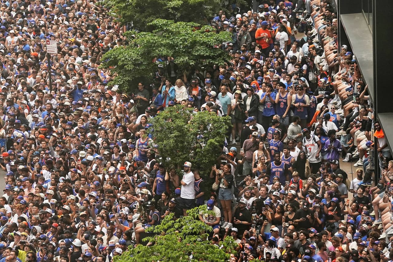 <b>Miles de aficionados inundaron el famoso “Cañón de los Héroes” en Manhattan</b> desde tempranas horas. La policía informó que todas las zonas de observación se llenaron más de tres horas antes del inicio oficial del desfile a las 10:30 de la mañana.