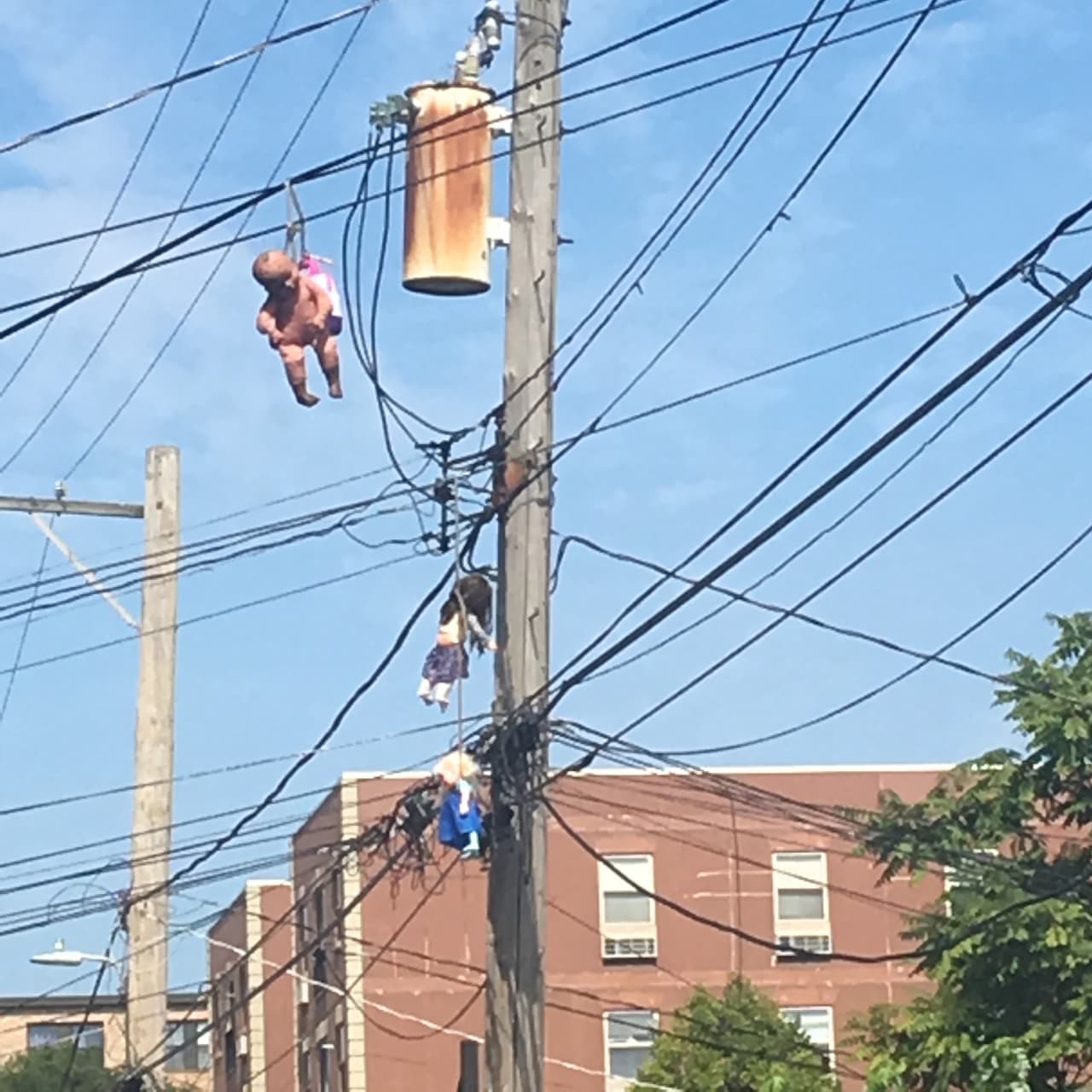 Muñecas y juguetes colgados.