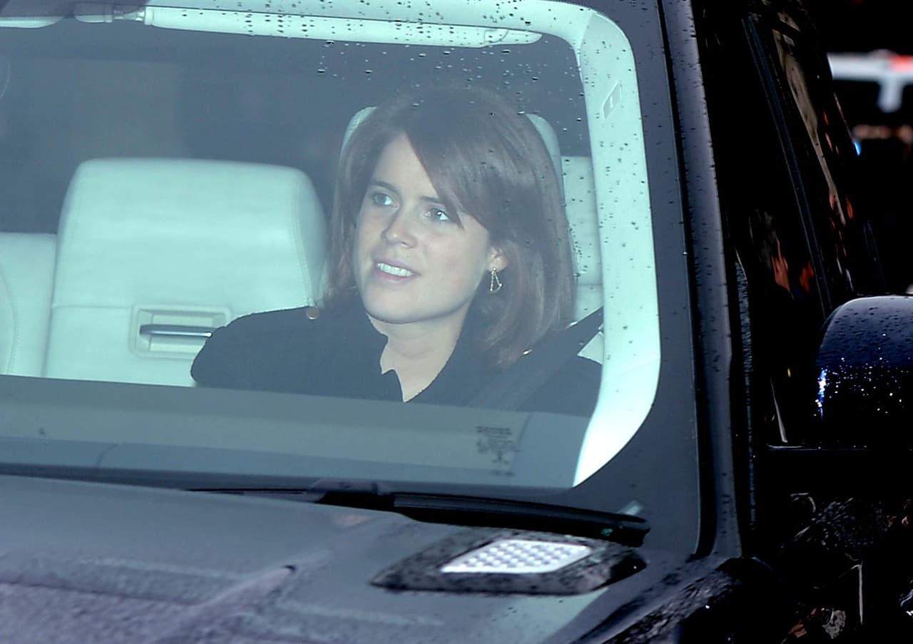 En otro auto llegó la princesa Eugenie, hija menor del Duque de York, el príncipe Andrés.