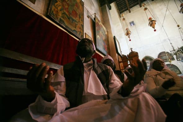 Respecto a la Tierra Santa, monseñor Fuad Twal manifestó su "sufrimiento" por el bloqueo de las negociaciones de paz israelo-palestinas, insistiendo sin embargo en que "el fracaso no tiene que dejarnos en la desesperanza".