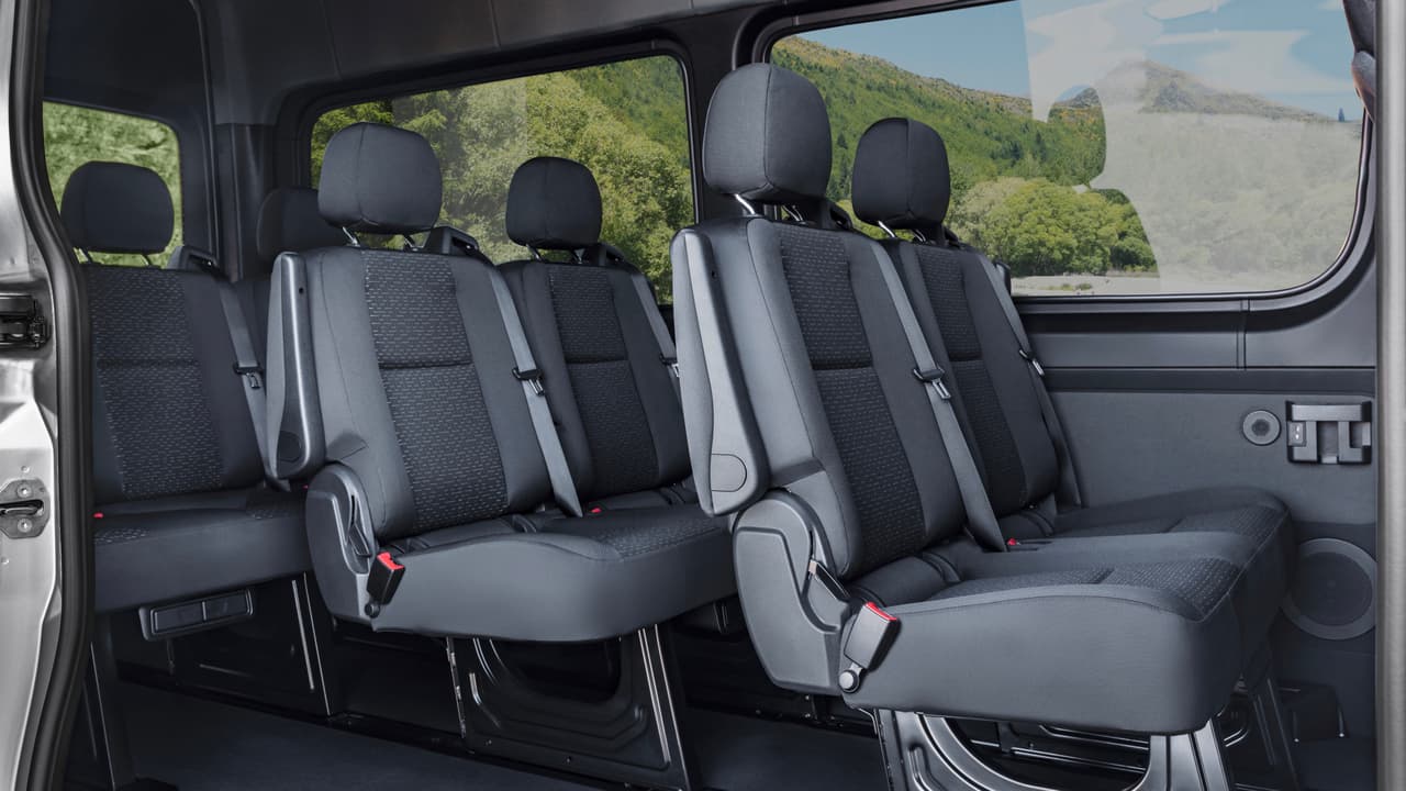 La cabina de los modelos Mercedes-Benz Sprinter 2019 puede ser equipada con conexiones USB Tipo C, superficies de carga inalámbrica y enchufes de 12V, lo cual puede ser sumamente conveniente para el caso de los modelos para transporte de pasajeros.
<br>