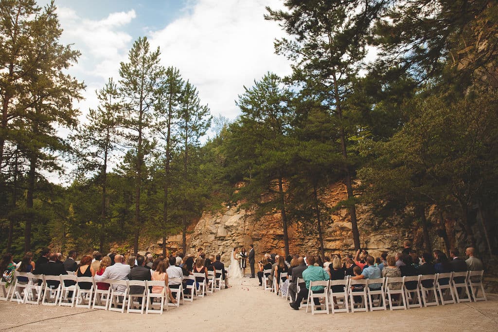 Carrigan Farms es uno de los principales lugares para celebrar bodas al aire libre en el área de Charlotte. Situada en el agua, la combinación de majestuosos acantilados y arena blanca de la cantera de roca es impresionante.