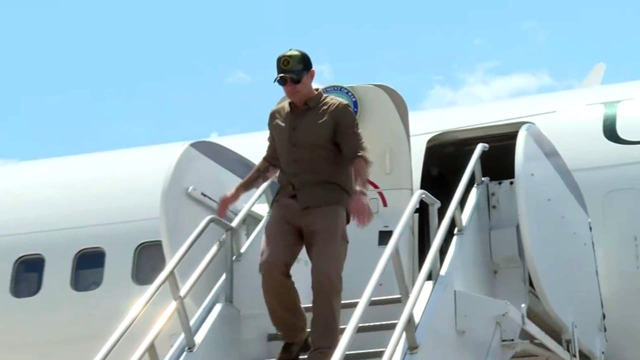 El Secretario de Guerra Pete Hegseth visita Guantánamo; habla sobre Cuba