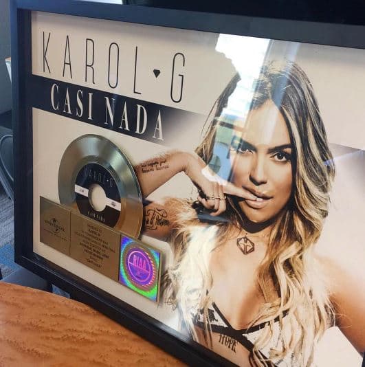 El tema "Casi nada" se posicionó muy pronto en las listas como una de las canciones más escuchadas.