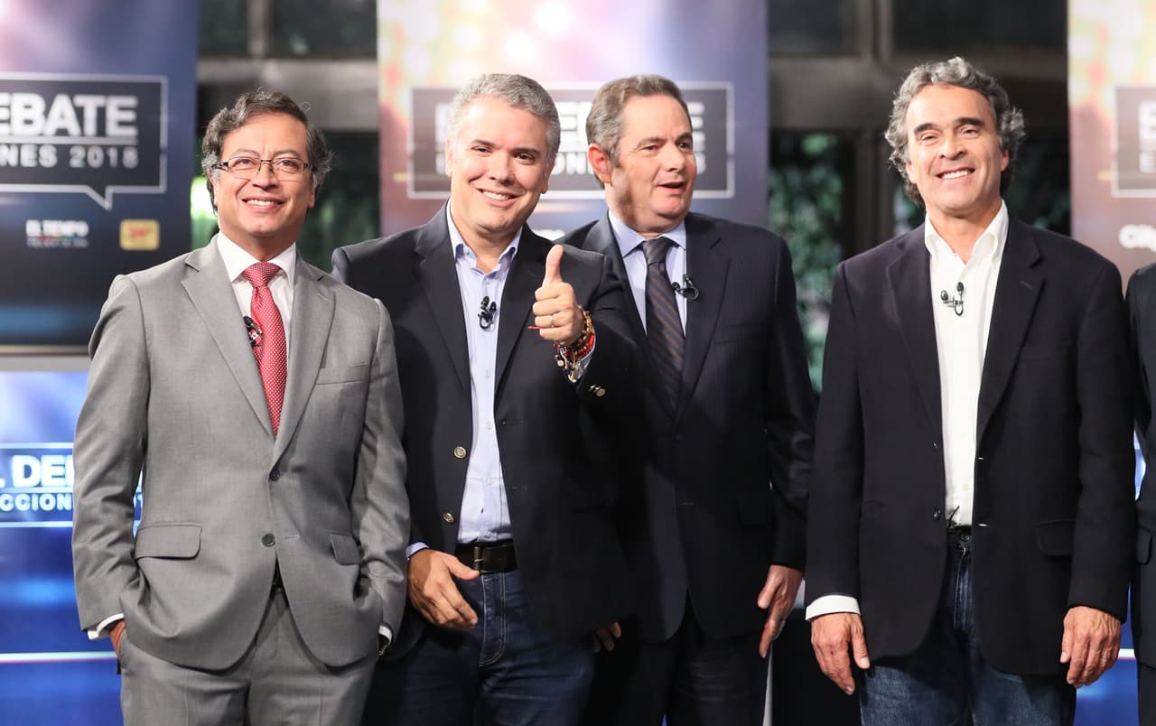 Gustavo Petro de Colombia Humana, Iván Duque del Centro Democrático, Germán Vargas Lleras de Mejor Vargas Lleras y Sergio Fajardo de Coalición Colombia saludan antes de uno de los debates electorales.