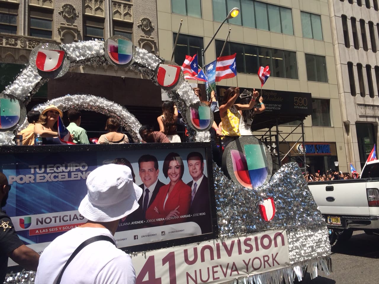 El equipo de Univision 41 se trasladó a la Quinta Avenida para formar parte de la edición 58 del Desfile Nacional Puertorriqueño en Nueva York, al cual también asistió el Gobernador de Puerto Rico Alejandro García Padilla. Un evento que sin duda ha puesto a gozar a los boricuas que se encuentran fuera de la isla.