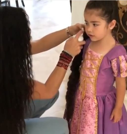 El pasado domingo 5 de mayo se llevó a cabo la celebración, y aquí vemos a Giulietta arreglándose para lucir como toda una princesa en su fiesta de 4 años.
<br>