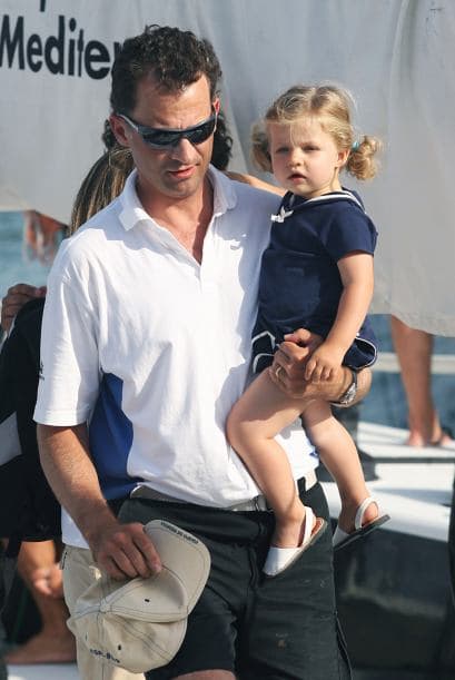 La princesa de Leonor acaba de ser nombrada princesa de Asturias y es la segunda en la línea de sucesión a la corona española.Actualmente estudia en un colegio muy cerca de sus padres, pero al igual que su padre el rey Felipe VI recibirá amplia formación militar y profesional.Sólo tiene ocho años, pero ella sabe su papel y demuestra su formación real en cada evento al que asiste. Toma clases de mandarín, ballet y practicar deporte.