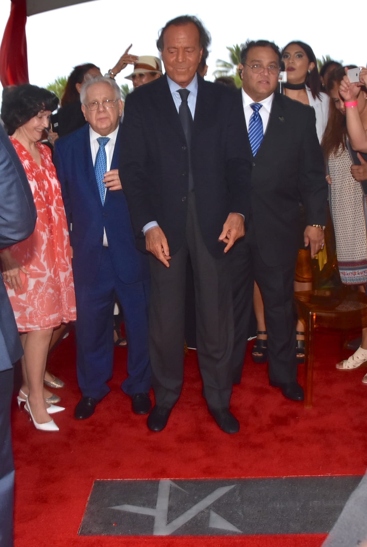 Se une a otros famosos como Ricky Martin, Roselyn Sanchez, Lin-Manuel Miranda y Chayanne.