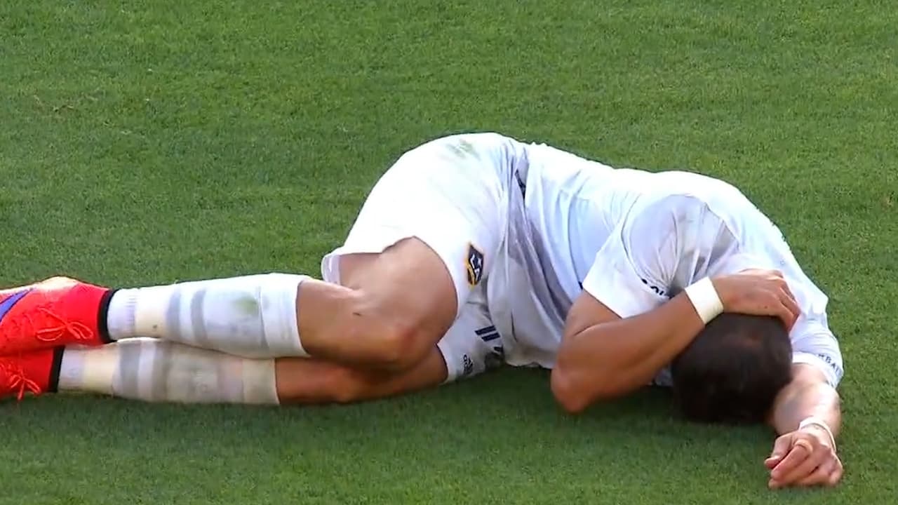 ¡Susto en el LA Galaxy! 'Chicharito' cayó aparatosamente