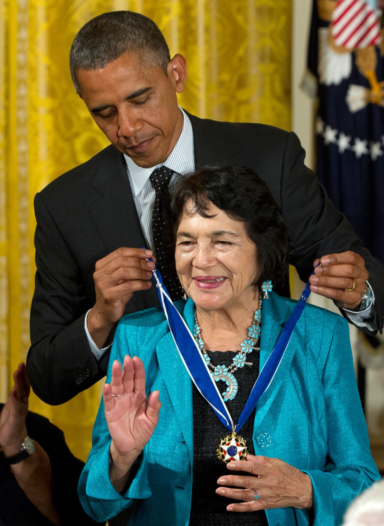 El presidente Barack Obama entrega la Medalla Presidencial de la Libertad a Dolores Clara Fernández Huerta, líder sindical y activista por los derechos civiles, durante una ceremonia en el Salón Este de la Casa Blanca, en Washington, el 29 de mayo de 2012.