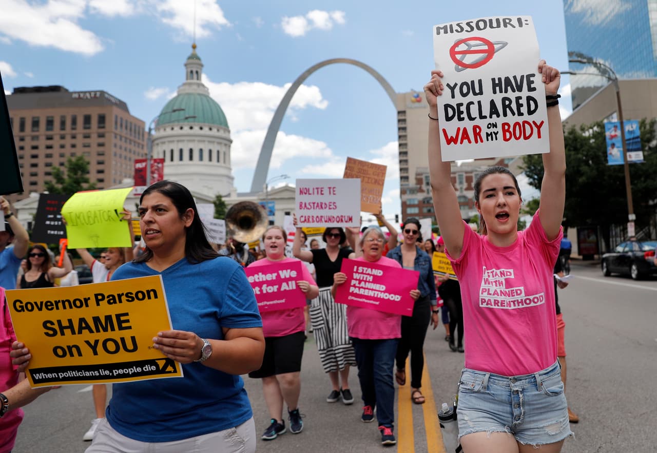 Defensoras del derecho a decidir marchan en St. Louis, Missouri, en mayo pasado. El estado estuvo muy cerca de quedarse sin la única clínica que provee abortos en ese estado, que ha estado batallando para proveerle a Planned Parenthood la licencia que necesita para operar.
<b>Los ginecólogos con los que ha conversado Univision Noticias coinciden en que <a href="https://www.univision.com/noticias/cada-quien-debe-decidir-si-necesita-o-no-un-aborto-sin-ninguna-interferencia-politica-video" target="_blank">“Cada quien debe decidir si necesita o no un aborto, sin ninguna interferencia política”. </a></b>